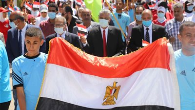 رئيس جامعة جنوب الوادي يقود مسيرة طلابية احتفالا بذكرى ثورة ٣٠ يونيو المجيدة