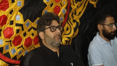 وليد منصور يساند رامى صبرى فى عزاء شقيقه.. صور