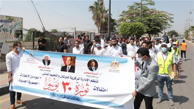محافظ بني سويف يتقدًم المسيرة الشبابية احتفالا بثورة ٣٠ يونية