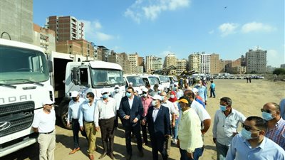محافظ الدقهلية يتفقد إصطفاف معدات جهاز النظافة الجديد