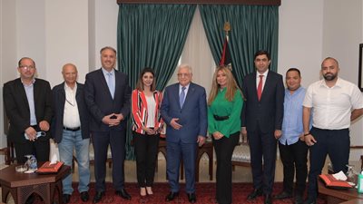 الرئيس أبو مازن يستقبل فريق عمل برنامج 
