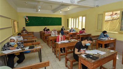 392 ألف و863 طالب بالثانوية العامة ادوا امتحان الكيمياء ..وضبط 35 غشاشاً