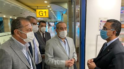 جولة تفقدية لوزير الطيران بمطار القاهرة لمتابعة حركة السفر