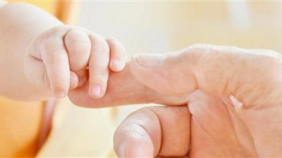 شاهد ..تأثير لمسة الوالدين على مخ رضيعهما