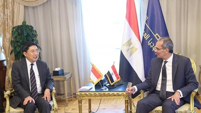 وزير الاتصالات يلتقي سفير سنغافورة لبحث التعاون بمجال تكنولوجيا المعلومات