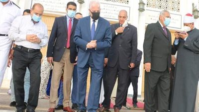 فودة يؤدي صلاة عيد الاضحى بمسجد السلام بشرم الشيخ ويوزع العيدية على عمال النظافة
