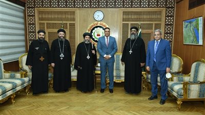 محافظ الدقهلية يتلقى التهنئة بالعيد من اساقفة المنصورة وميت غمر