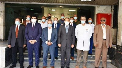 محافظ الشرقية يُتابع سير العمل بمستشفى المبرة بالزقازيق ويهنئ المرضى والأطقم الطبية بالعيد