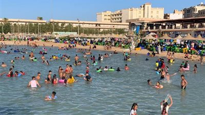 هربا من حرارة الجو.. إقبال كبير لأهالي الغردقة على الشواطئ