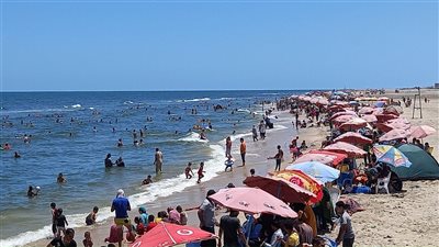 اقبال كبير من المعيدين والمصطافين على مصيف بلطيم بعد نحر أضاحيهم وحملات النظافة مستمرة
