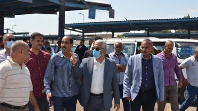 سكرتير مساعد بنى سويف يتابع التزام السائقين بأجرة المواصلات..صور