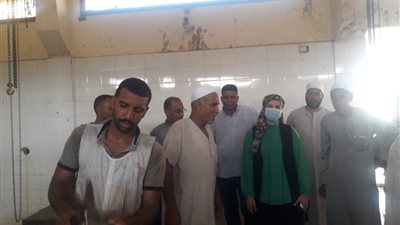رئيس مدينة سفاجا تتابع عمليات ذبح الأضاحي بالمجزر الآلى