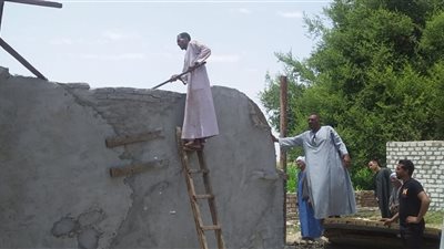 إزالة حالتى تعدى بالبناء على الأراضى الزراعية بالزينية شمال الأقصر