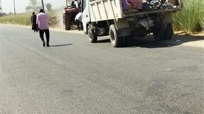 رفع ٢٨ طن اتربة ومخلفات بإسنا جنوب الأقصر