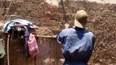 إزالة سور من الطوب الأبيض بالبياضية جنوب الأقصر