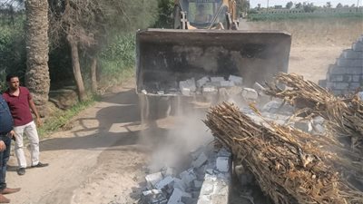 محافظ المنيا يشدد على تكثيف الحملات الميدانية للتصدى لحالات التعدي علي الأراضي الزراعية والبناء المخالف