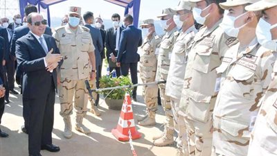السيسي تفقد أعمال تطوير طرق 