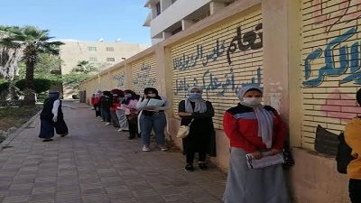 توافد طلاب الثانوية العامة الشعبة الأدبية لامتحان مادة علم النفس والاجتماع على اللجان بالغردقة