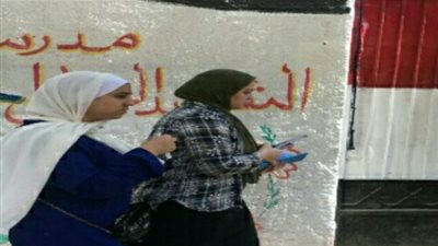 توافد طلاب الشعبة العلمية بالثانوية العامة الى لجان امتحان الديناميكا بمدارس القليوبية