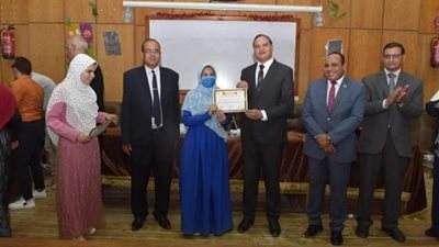 تكريم ٢٠٠ طالب بتربية سوهاج لمشاركتهم فى جهود تعليم الكبار