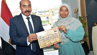 محافظ أسوان يكرم ندى ونوال لحصولهن على المراكز الأولى في الدبلومات الفنية