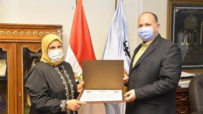 محافظ أسيوط يكرم مديرة إدارة الخدمات الجماهيرية بالمحافظة لبلوغها السن القانونية للمعاش وجهودها
