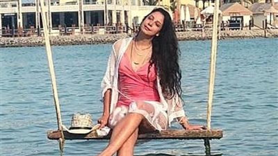 بالمرجيحة .. ياسمين رحمى تقضى إجازتها على البحر