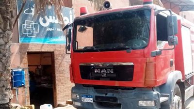 الدفع بـ ٥سيارات اطفاء للسيطرة على حريق بمصنع فى شبرا.. بالصور
