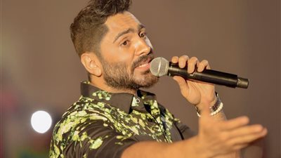 للمرة التانية.. تامر حسنى يتسبب فى غلق شوارع الساحل الشمالي.. والجمهور :