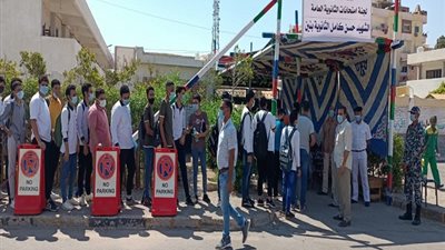 طلاب الثانوية العامة يتوافدون لاداء امتحان مادتي الأحياء والاستاتيكا في البحر الأحمر