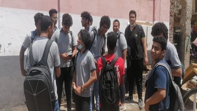 توافد طلاب علمى ثانوية عامة الى لجان امتحان الأحياء والاستاتيكا بمدارس القليوبية