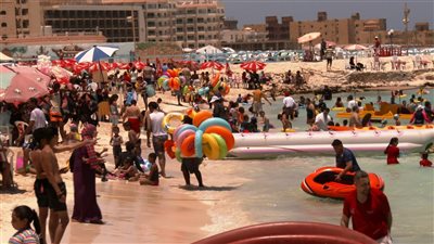 مع ارتفاع حرارة الجو شواطئ مطروح كاملة العدد.. صور