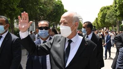 الرئيس التونسي يزور شارع الحبيب بورقيبة ومقر وزارة الداخلية.. فيديو وصور