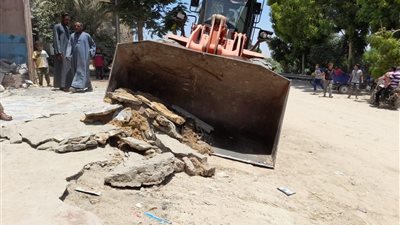 رفع ٤٢ طن اتربة ومخلفات بإسنا جنوب الأقصراحمدج الس