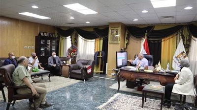 خطة عاجلة لرفع كفاءة الطرق الداخلية بالوادى الجديد.. صور