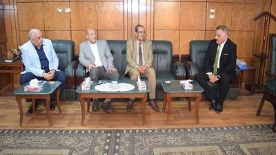 القائم بعمل رئيس جامعة سوهاج يهنئ 