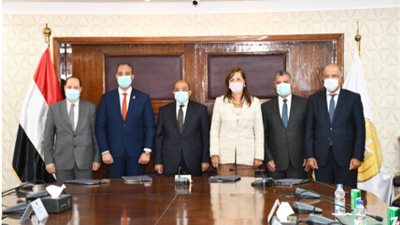 وزيرا التخطيط والتنمية المحلية يشهدان مراسم توقيع عقد إقامة أول مجمع صناعي بالفيوم