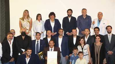 بالصور: وزيرة الثقافة تكرم أبطال فيلم 