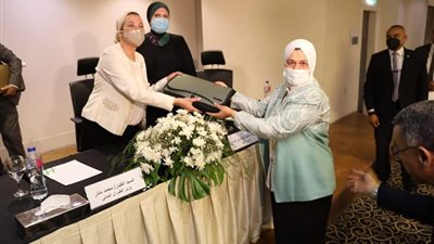 بروتوكول تعاون لتوريد وتشغيل نظام خلايا شمسية صغيرة بمطار القاهرة الدولي