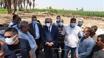 محافظ قنا يتفقد عددا من المجمعات الخدمية الحكومية بفرشوط ضمن المبادرة الرئاسية حياة كريمة