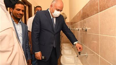 محافظ قنا يتابع أعمال تنفيذ تطوير مدرسة الحاج سلام الابتدائية بفرشوط ضمن مبادره حياه كريمه