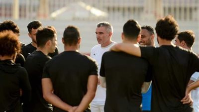 كارتيرون يعقد جلسة مع لاعبيه قبل المران إستعداداً لمواجهة المحلة
