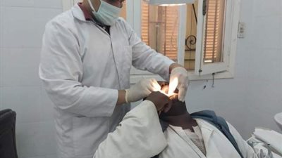 توقيع الكشف الطبى وصرف العلاج ل ٢٥٥ حالة فى قافلة طبية بحلايب ..صور