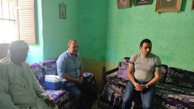 مدير هيئة الرعاية الصحية بالأقصر يوفر أدوية السكر لطفل من ذوى الإحتياجات الخاصة