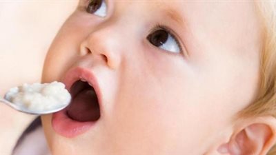 احذرى من طريقة تغذيتك لرضيعك حتى لا يصاب بالبدانة