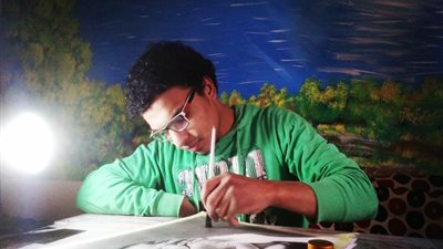 ابن ميت غمر عاشق الرسم ويسعى لتحقيق حلمه .. صور