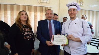 رئيس جامعة بني سويف يكرم طلاب السياحة
