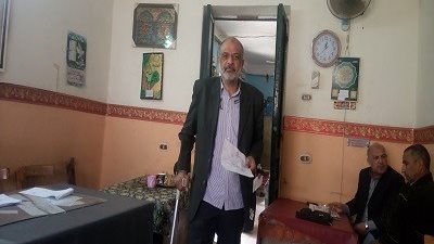 سمري..مسئول يصارع الاصابه من اجل انجاز العمل بالشهداء التعليمية