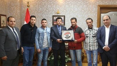 وزير الرياضة يكرم أبطال إنقاذ ركاب محطة مصر