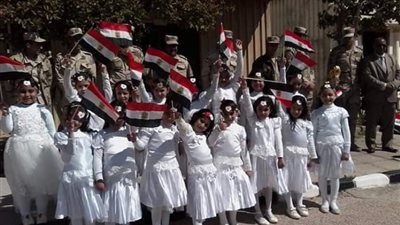 علم مصر يُزيِّن سماء مدارس الإسكندرية .